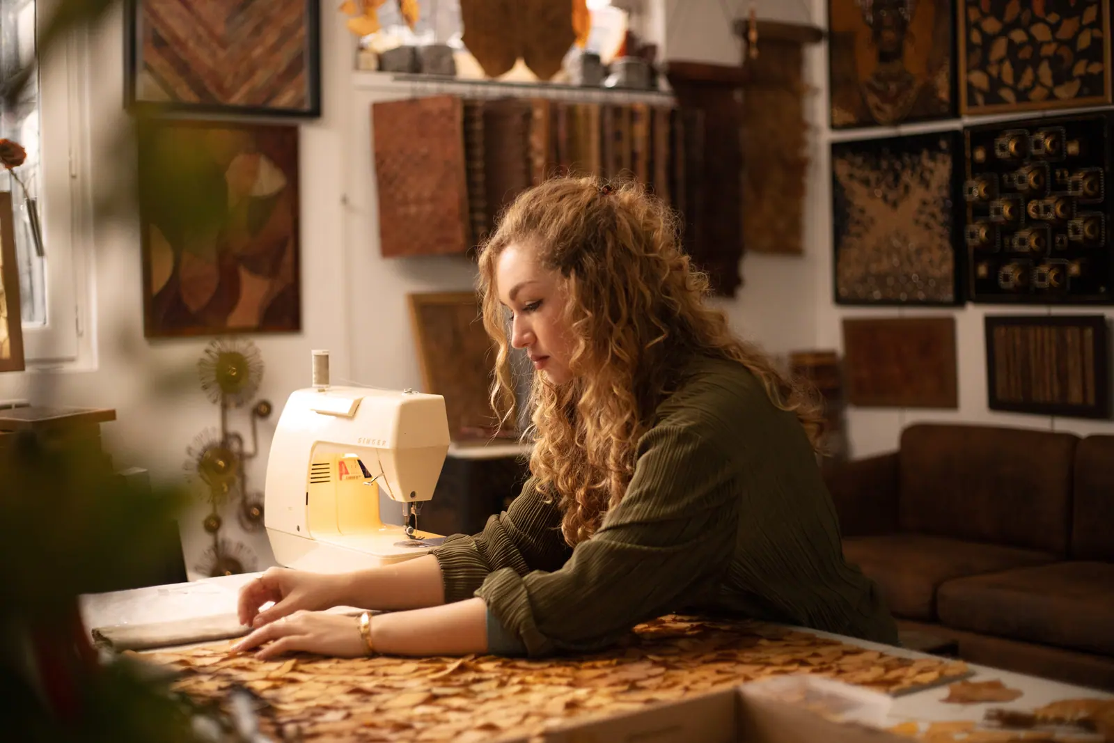 Alyssa Jos à sa machine à coudre dans l’atelier-showroom