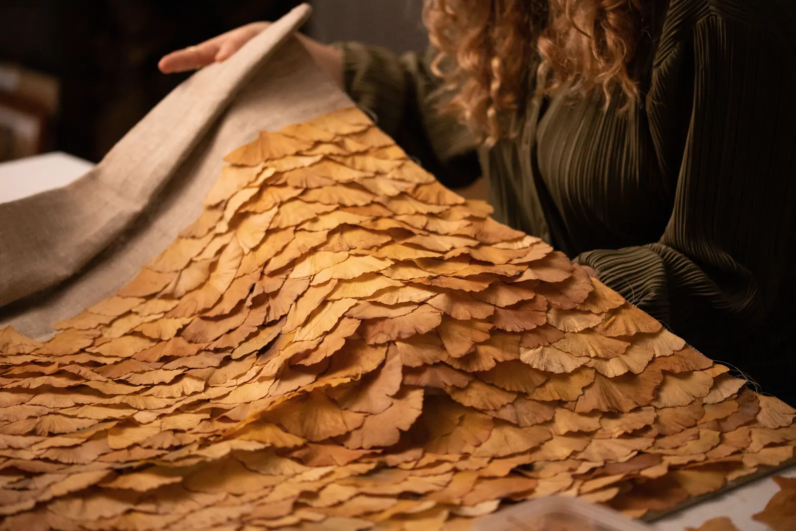 Pièce de feuilles de ginkgo cousues sur lin