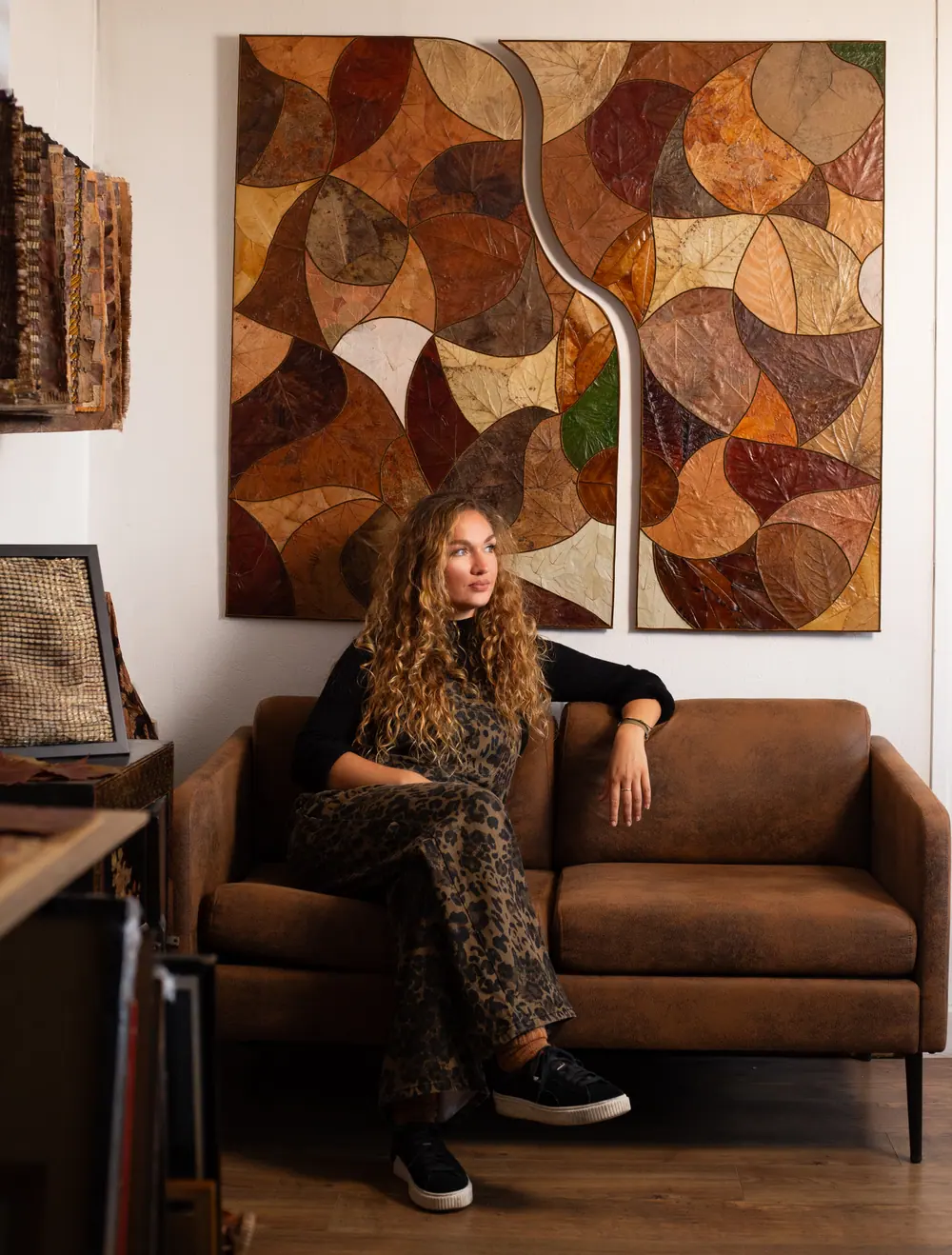 Alyssa Jos dans son atelier, devant le diptyque Fragments d’automne